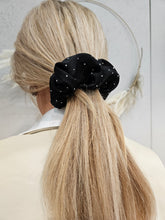 Ladda upp bild till gallerivisning, Scrunchie Svart pärlor siden
