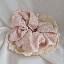 Load image into Gallery viewer, Scrunchie Ljusrosa Broderad 12 cm
