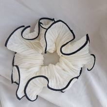 Ladda upp bild till gallerivisning, Scrunchie white &amp; black 12 cm
