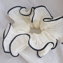 Ladda upp bild till gallerivisning, Scrunchie white &amp; black 12 cm
