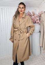 Cargar imagen en el visor de la galería, Trenchcoat med dubbelknäppning Camel Plussize
