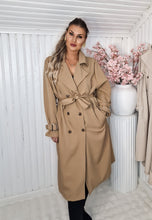 Ladda upp bild till gallerivisning, Trenchcoat med dubbelknäppning Camel Plussize
