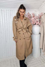 Ladda upp bild till gallerivisning, Trenchcoat med dubbelknäppning Camel Plussize
