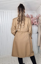 Cargar imagen en el visor de la galería, Trenchcoat med dubbelknäppning Camel Plussize
