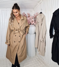 Cargar imagen en el visor de la galería, Trenchcoat med dubbelknäppning Camel Plussize
