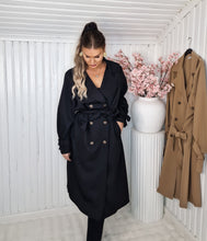 Ladda upp bild till gallerivisning, Trenchcoat med dubbelknäppning Svart Plussize
