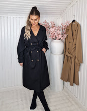 Ladda upp bild till gallerivisning, Trenchcoat med dubbelknäppning Svart Plussize
