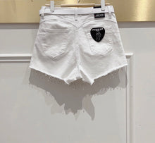 Ladda upp bild till gallerivisning, Stretch jeansshorts med diamanter Vit
