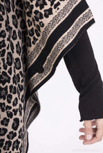 Ladda upp bild till gallerivisning, Oversized stickad poncho, leopardmönster
