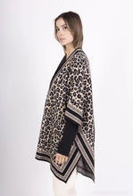 Ladda upp bild till gallerivisning, Oversized stickad poncho, leopardmönster
