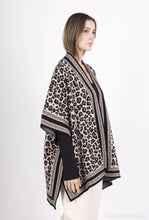 Ladda upp bild till gallerivisning, Oversized stickad poncho, leopardmönster
