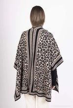 Ladda upp bild till gallerivisning, Oversized stickad poncho, leopardmönster
