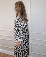 Load image into Gallery viewer, Lång Cardigan Leopard
