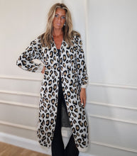 Load image into Gallery viewer, Lång Cardigan Leopard
