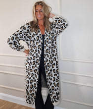 Load image into Gallery viewer, Lång Cardigan Leopard
