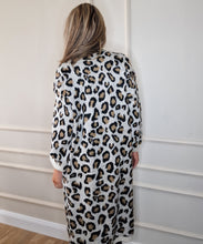 Load image into Gallery viewer, Lång Cardigan Leopard
