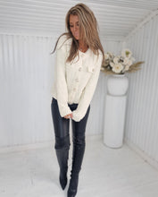 Load image into Gallery viewer, Teddystickad cardigan med pärlknappar Offwhite
