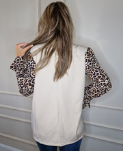 Load image into Gallery viewer, Kavaj Beige Leopard arm
