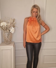 Load image into Gallery viewer, Satin topp med rosett Orange
